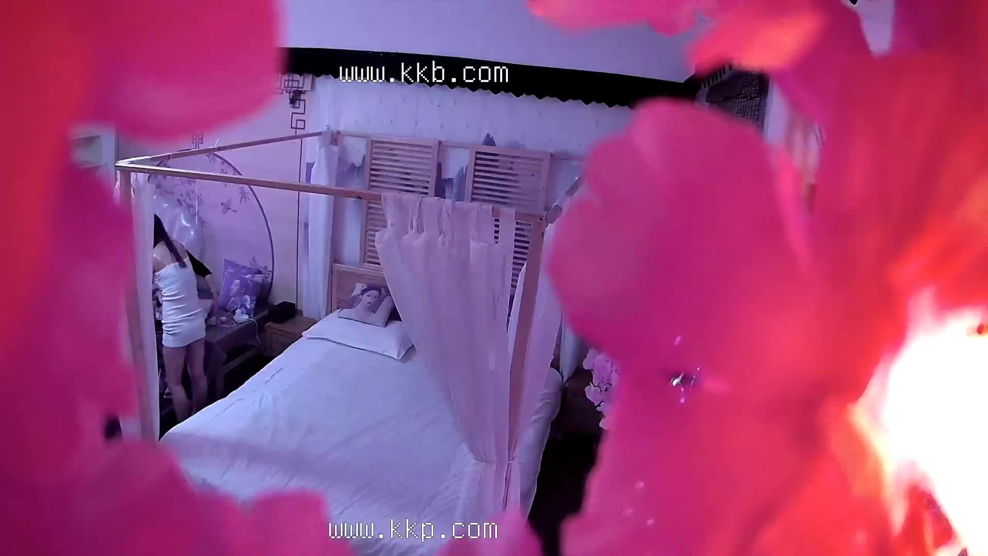 kcf9.com-2024-02-18流出洗浴会所钟点炮房偷拍几个嫖客玩妞 眼镜猛男双飞黑白衣双女