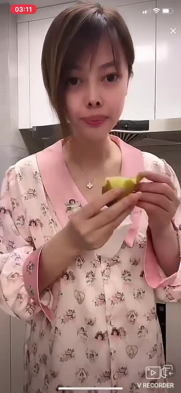 最新高价外购！《疯狂抖音》（女神自拍嘘嘘），流量为王美女们也是拼了，露B露毛真空203V (5)