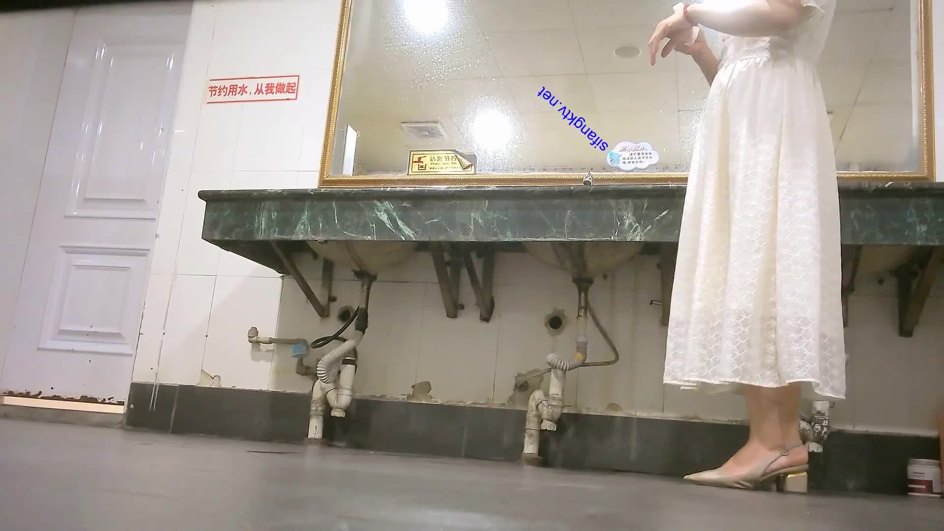 写字楼女厕偷拍连衣长裙美少妇❤️杂毛肥鲍鱼张着口