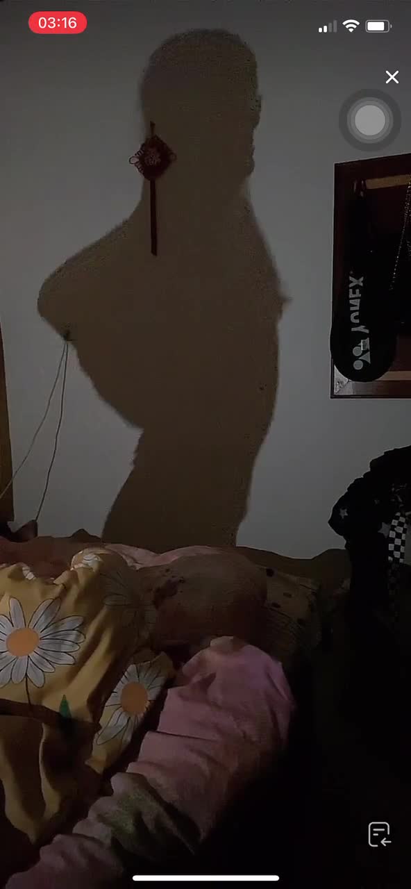 最新高价外购！《疯狂抖音》（女神自拍嘘嘘），流量为王美女们也是拼了，露B露毛真空203V (1)