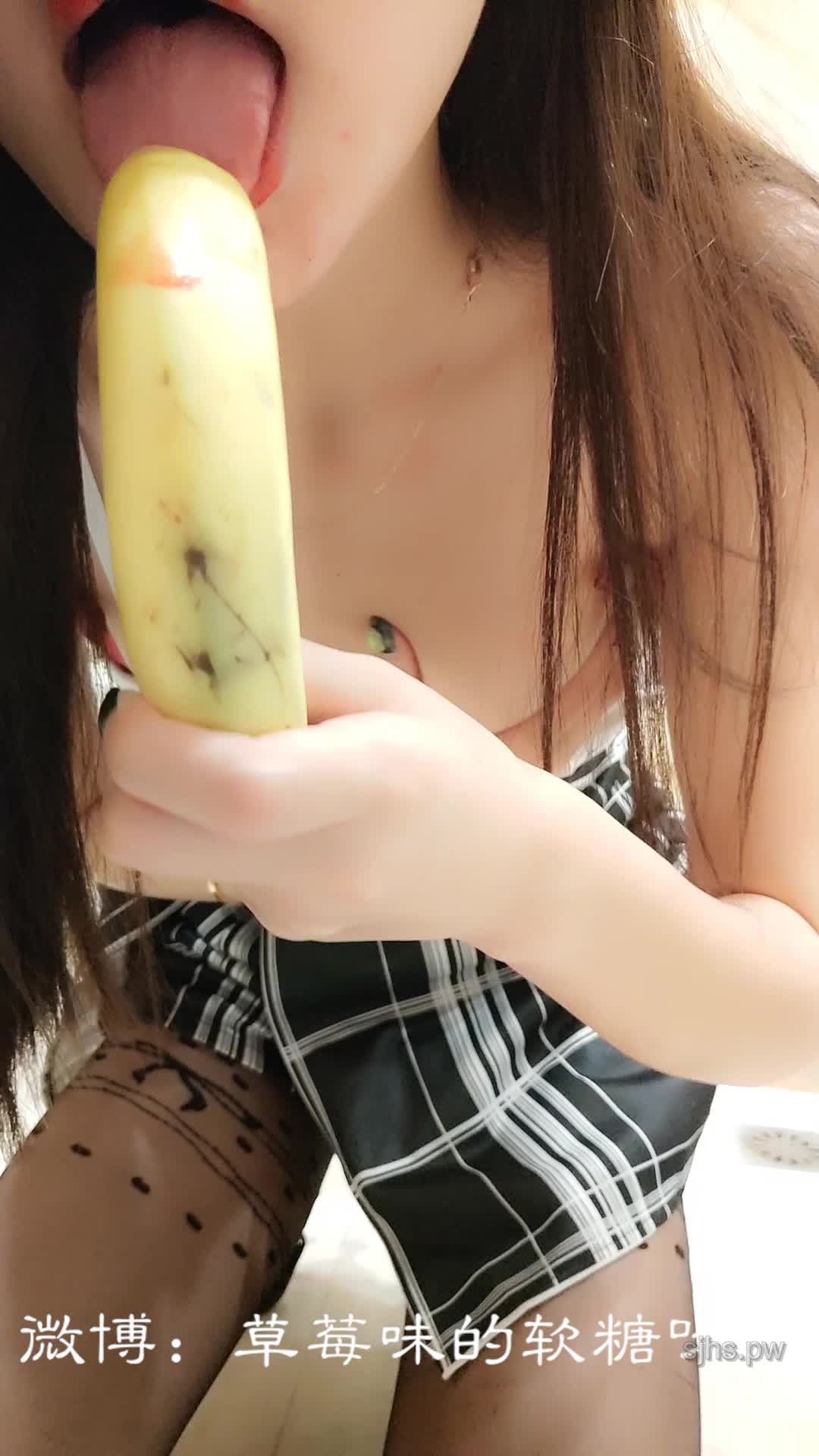 草莓味的软糖呀-骚女儿爱吃大香蕉