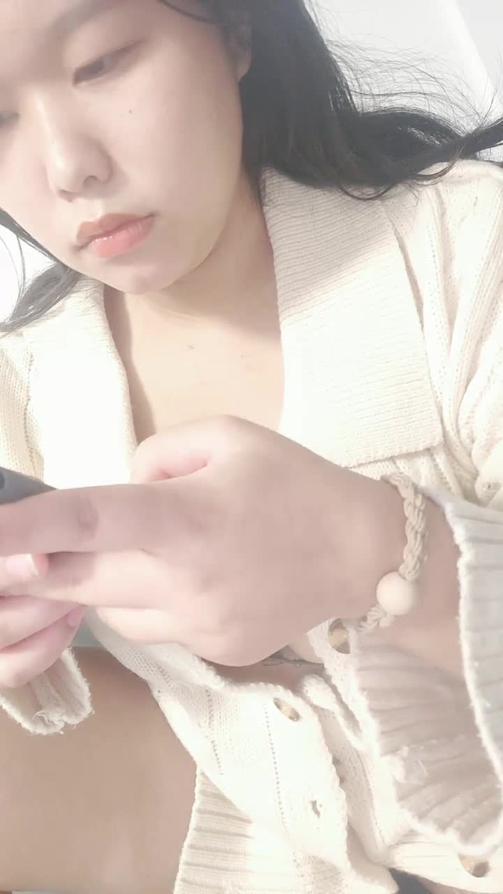 【18岁e奶学妹】自慰~抖奶！【15v】 (12)