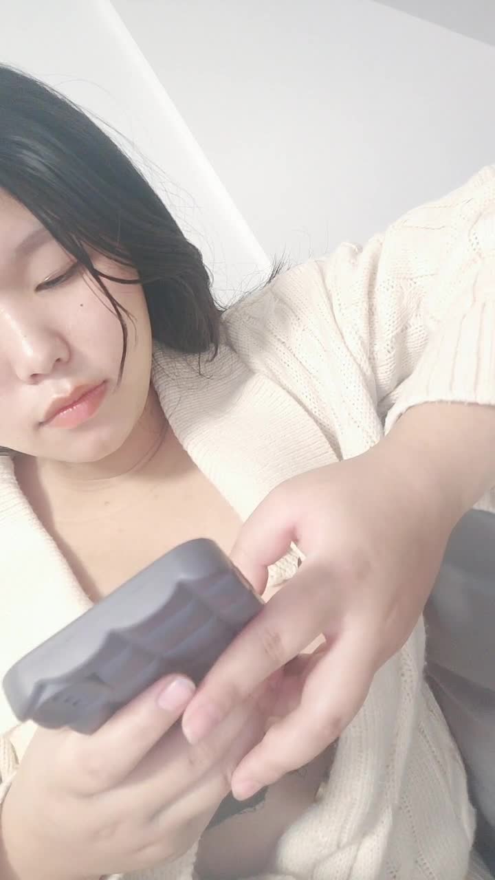 【18岁e奶学妹】自慰~抖奶！【15v】 (11)