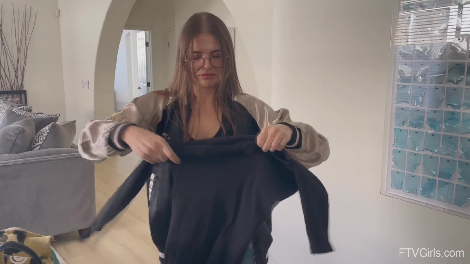 2048.cc -ftvgirls.24.03.05.allicia.her.first.time.shoot