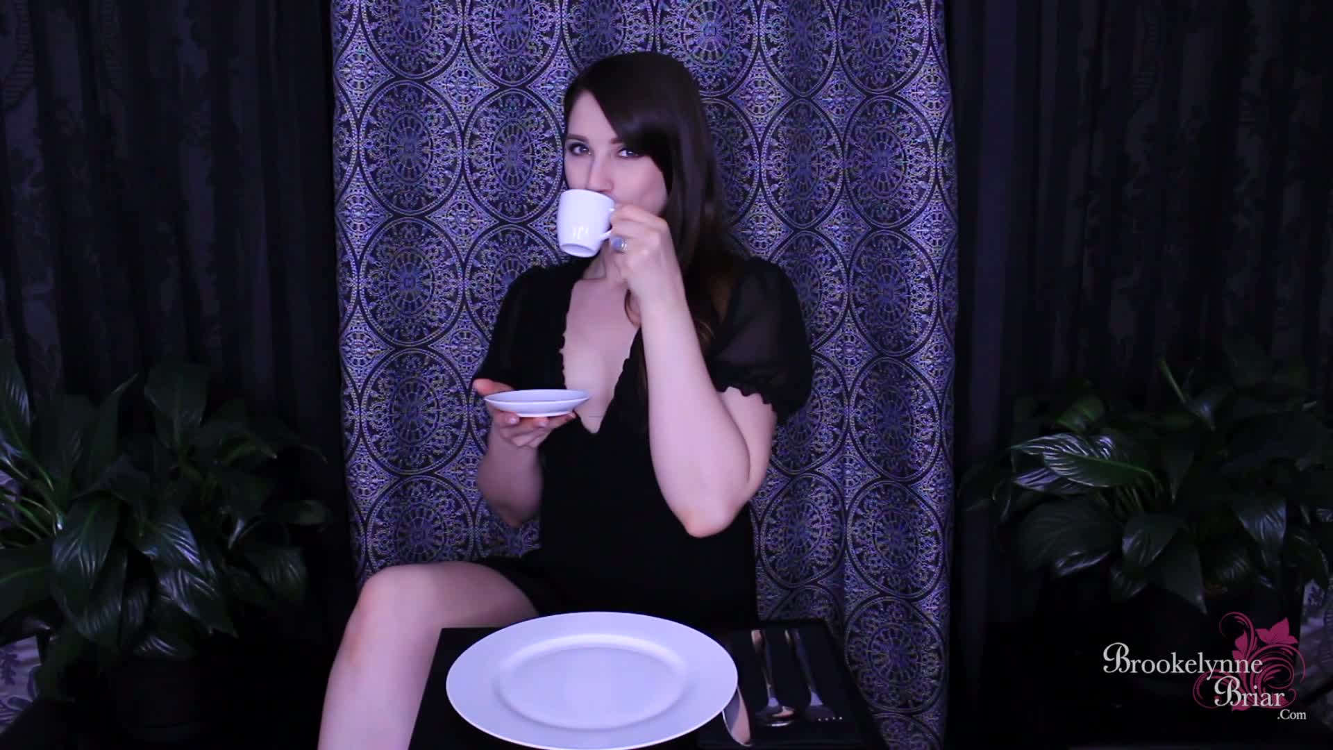 brookelynnebriar.20.05.04.blind.date.restaurant.joi