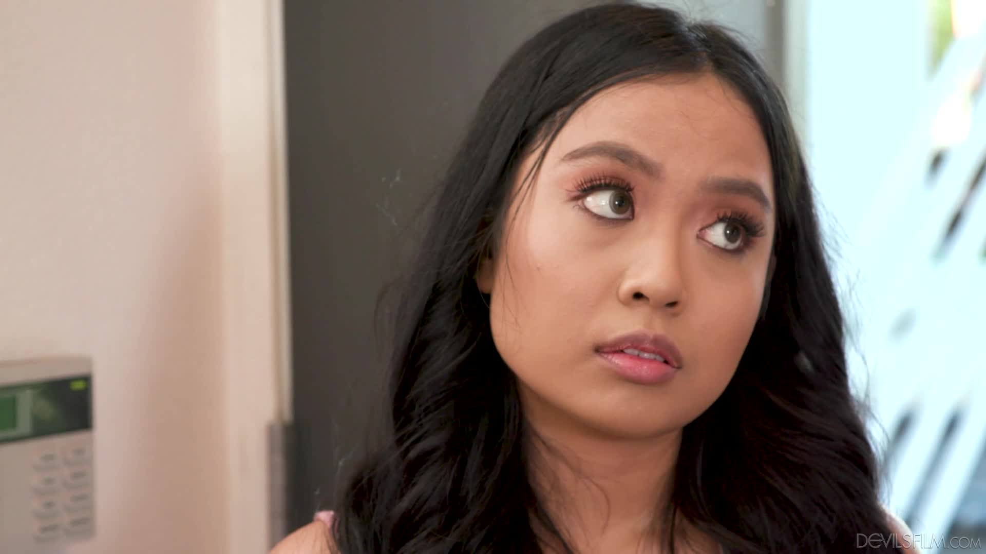 narcos-dvf-22-04-22-luna-mills-swapped-for-a-younger-lover-1-1080p