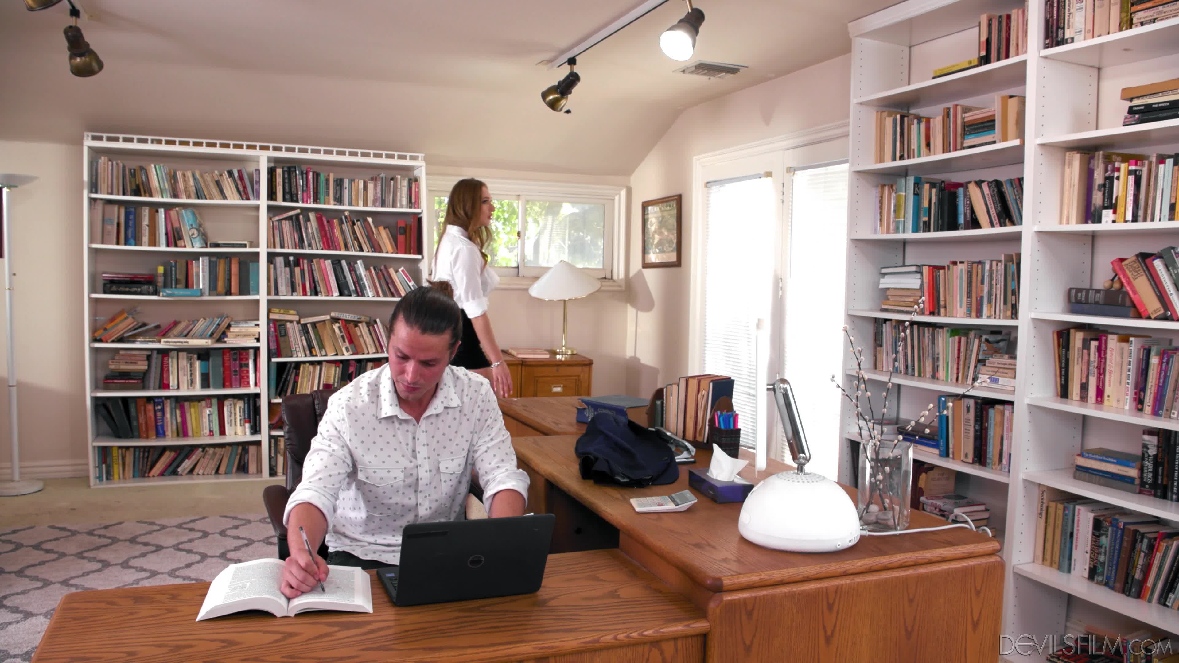 narcos-dvf-21-11-19-skylar-snow-big-tit-office-chicks-7-2160p