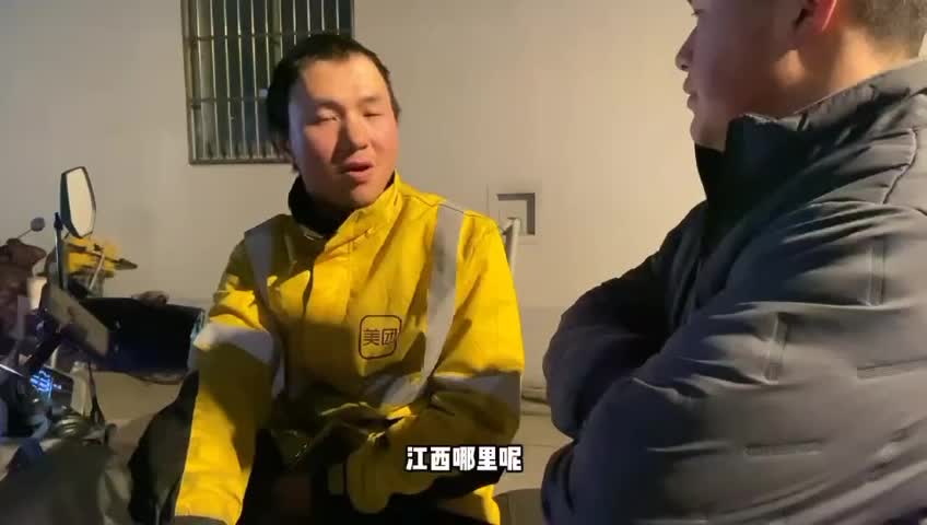 女子质疑“外卖 小哥三年挣102万”真实性，称“如果是真的，那就是对我这跑了4年外卖的不尊重！有些东西看看就行，不必当真…”