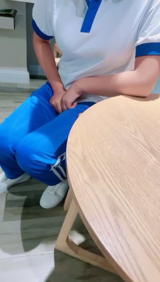 学生妹被搞到淫水拉丝，高潮痉挛