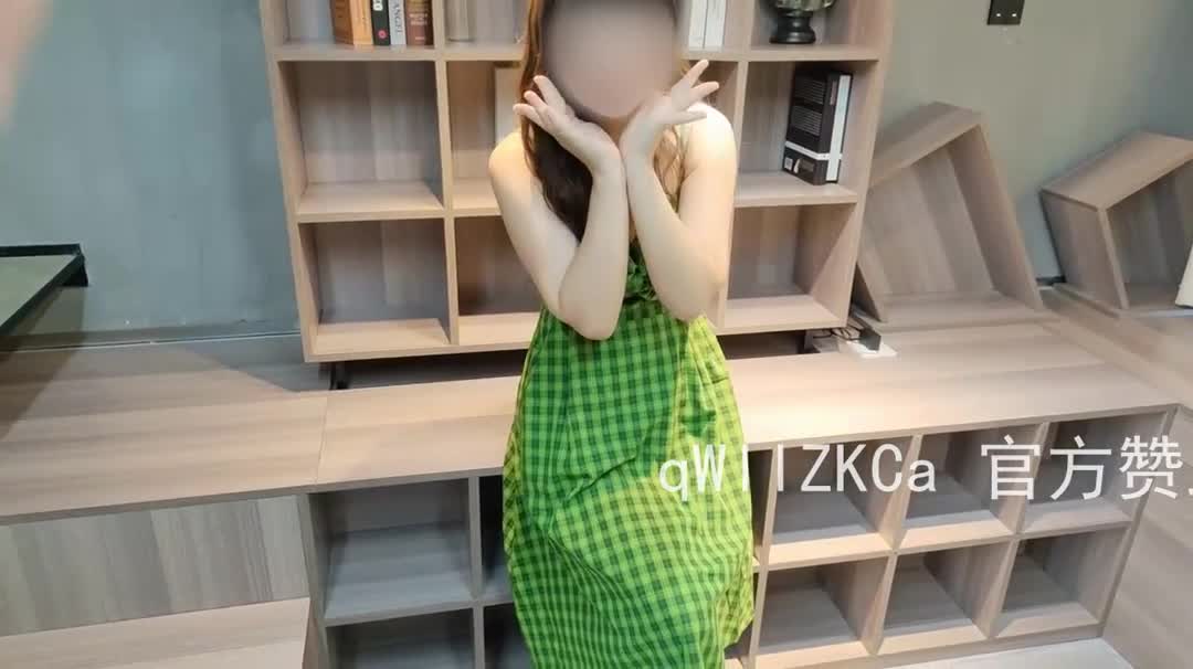反差婊，巨乳实习生陪着领导去出差，开一间房