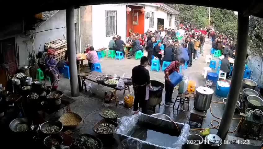 安全防范意识基本没有，直接在明火旁边倒燃料…