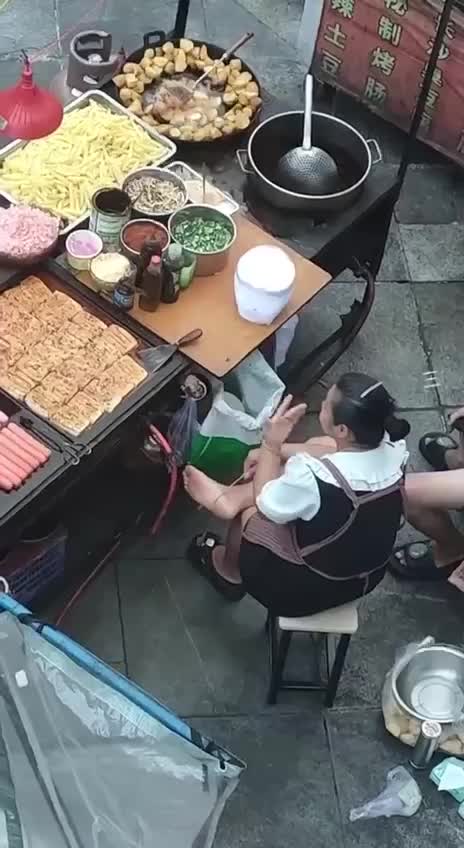 浙江宁波，又搓又抠又闻的，我怕她拿这根签子穿烤肠