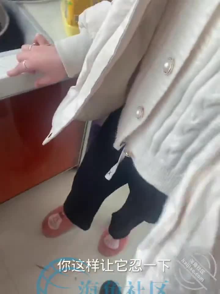 <内射>哥哥高烧躺床上，老弟厨房求嫂子要了一次，刺激上头再次内射少妇嫂子[我的长腿嫂子丝袜控]