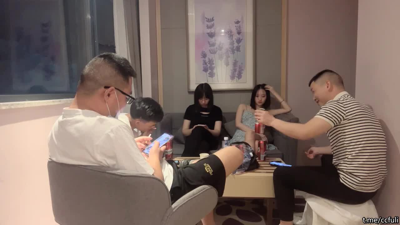 梦幻联动，换妻节目刚结束这边乱交又开始了，两个妹子骚逼今晚被精液灌满了
