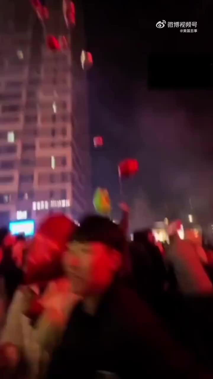 河南新乡，老人在跨年夜售卖气球时遭遇年轻人“0元购”。被抢光后老人哭诉：家中有人身患癌症才出来卖气球补贴家用。

现场一好心男子见状转给老人100元弥补损失，老奶奶想要下跪感谢被阻止。