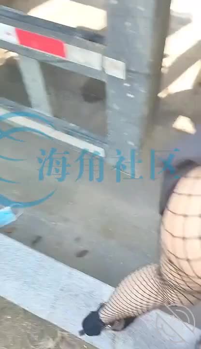和侄女首次白天在有人的地方野战[叔叔与侄女的性福生活]