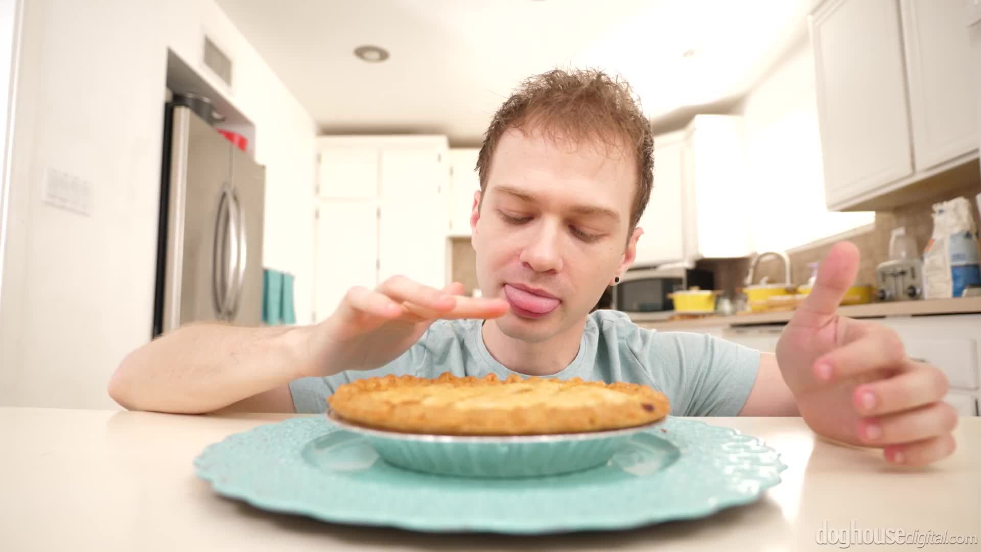 doghousedigital.21.02.17.paige.owens.apple.pie.guy