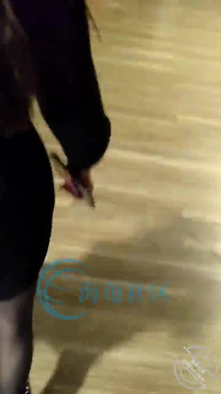 33.五一在海底捞厕所和老板做爱，外面人来人往真刺激！[和女老板的故事]