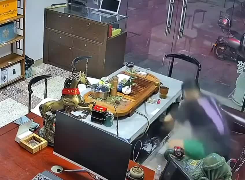 光顾着玩手机 这下好了吧