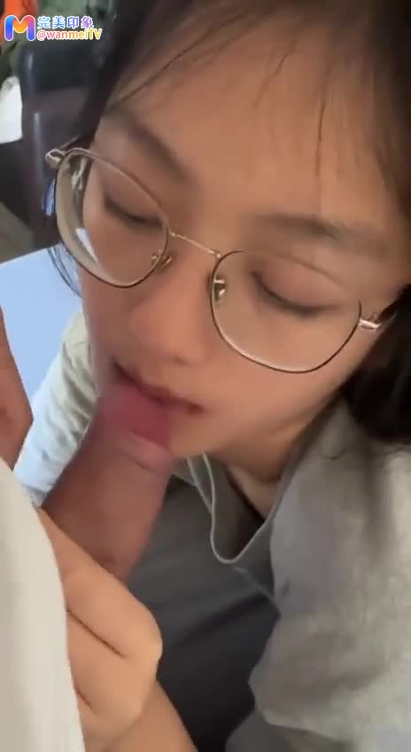 高中生眼镜娘口交吞精
更多调教视频