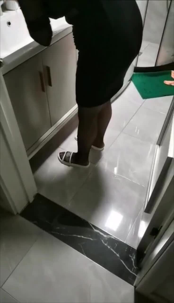 妈妈喊儿子洗澡，发现儿子看片，虽然是拍的但是剧情相当可以，全程刺激对白，最后妈妈被草，
点击进入输入   妈妈   儿子   观看完整版全集视频