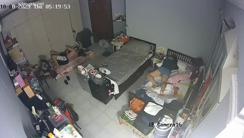 姐姐带男友回家过夜早上当着妹妹的面帮男友口爆 妹妹尴尬无奈转身睡