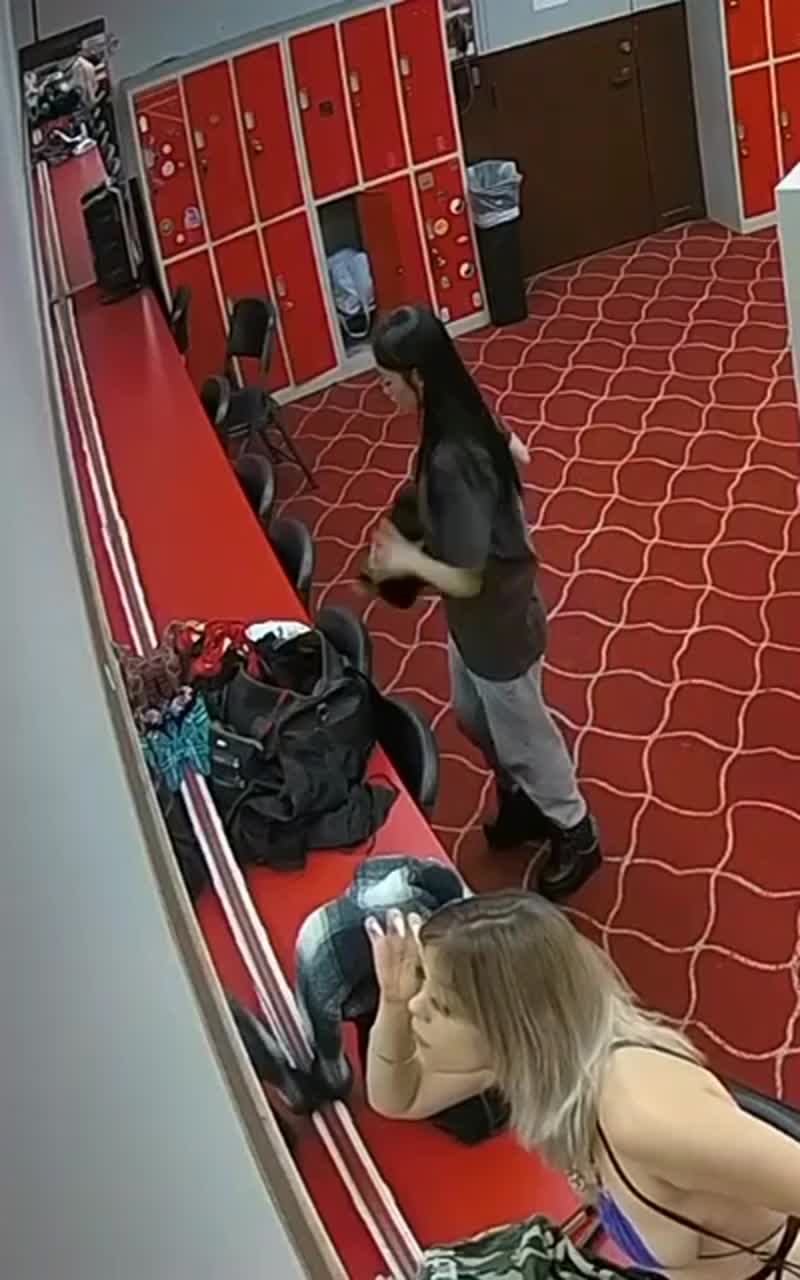 演出后台更衣室偷拍 身材不错的妹子换衣服,脱光衣服后还往胳肢窝喷香水，讲究人