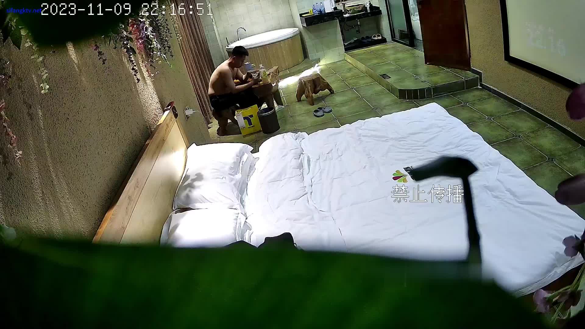 浴缸房偷拍 男同中的舔狗自己出钱给自己的性伴侣猛男叫了个外围草