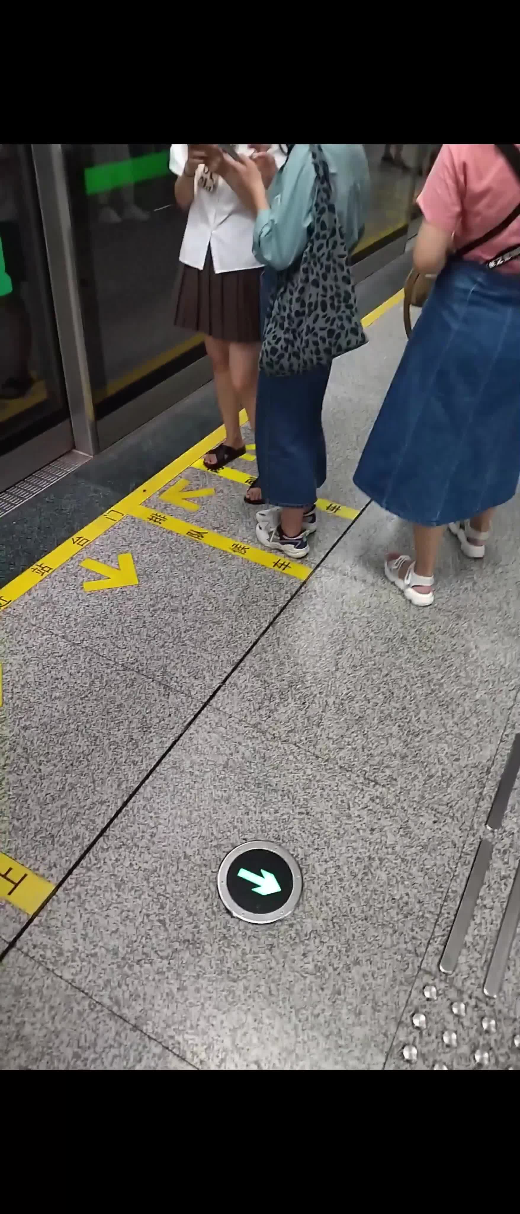 棕色JK裙清纯女大学生出来逛街被无情CD.mp4