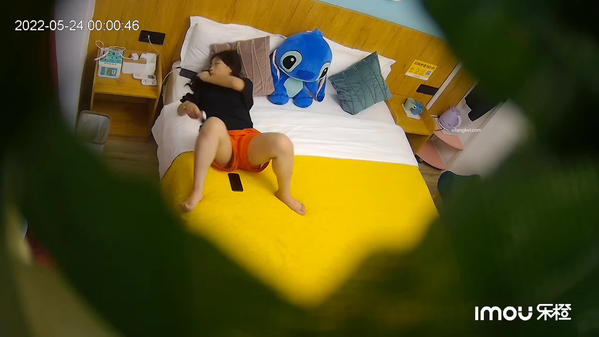 酒店学生情侣开房造爱，喜欢抽电子烟娃娃脸大奶嫩妹主动求肏，口活女上全自动叫声稚嫩