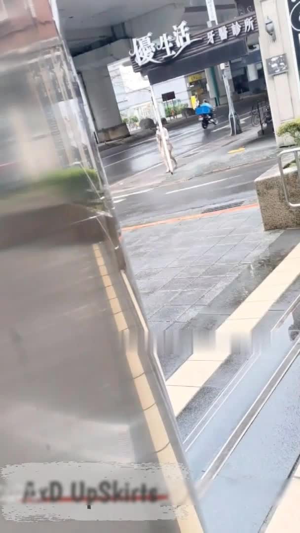 牛逼大神一路跟踪抄底2位不穿内裤的美女 直接掀裙子拍BB