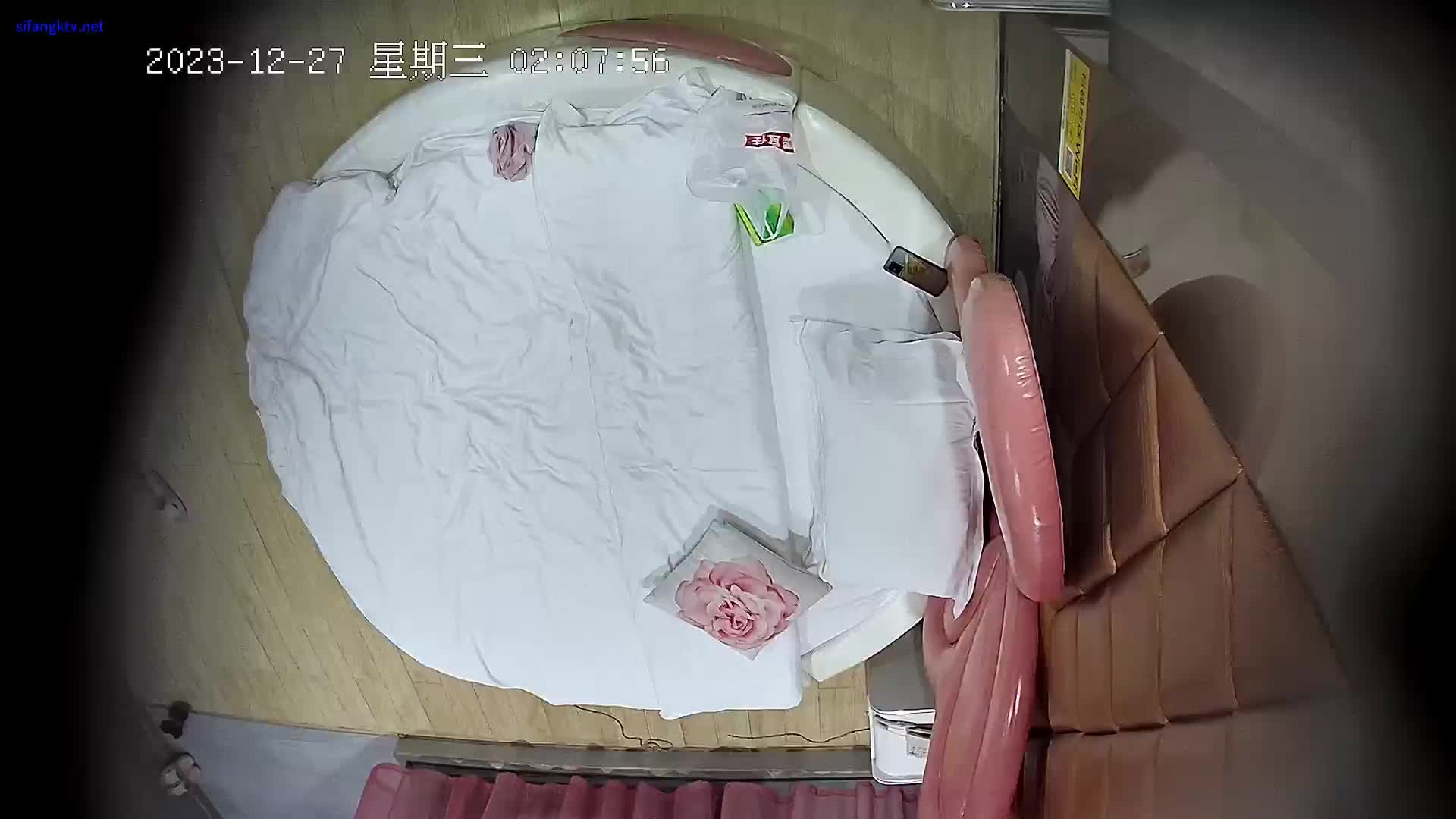 酒店情趣大圆床偷拍 小伙偷情老乡少妇开房过夜躺平随便操