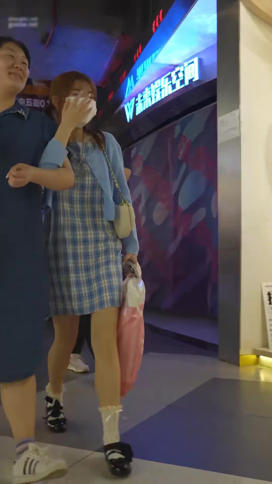 【偷拍自拍】抄底高中生黑丝少女7