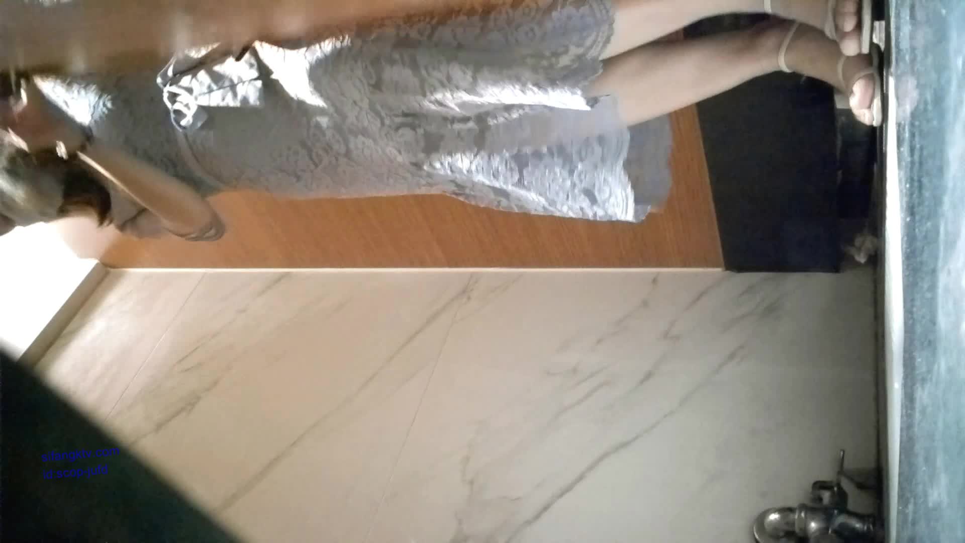 单位女厕全景偷拍美女同事的极品美鲍光线不够手电来凑