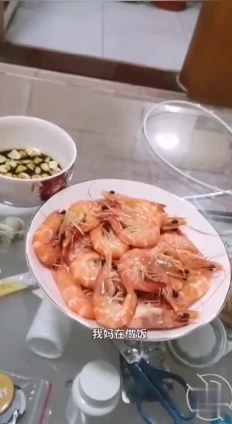 真实母子乱伦生活视频流出，妈妈还在给儿子做饭儿子就忍不住干妈妈