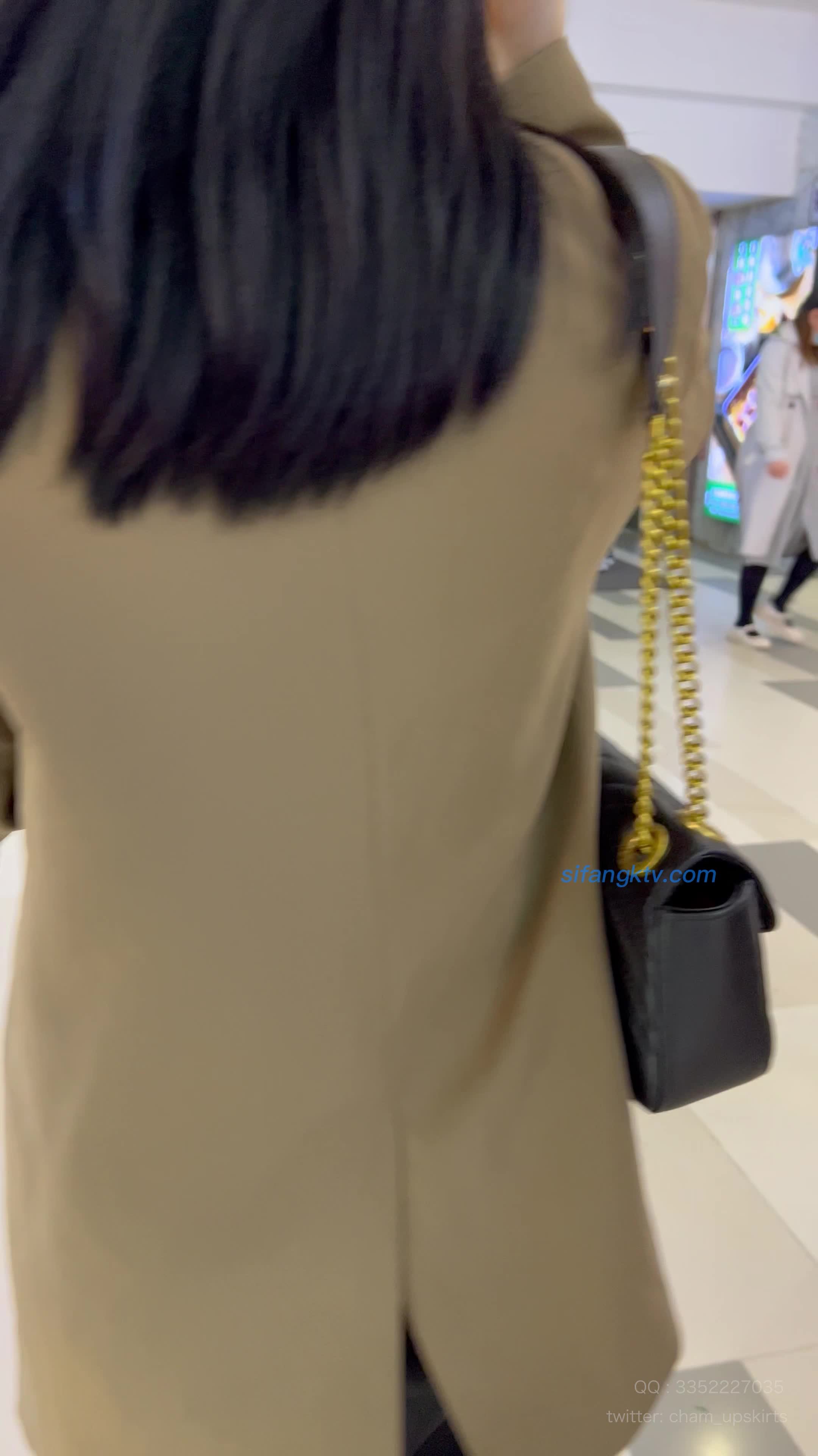 【_KFC_23_】⭐️短裙靓女下班回家买小吃，透明肉丝袜黄色内_3gtr5_3.mp4