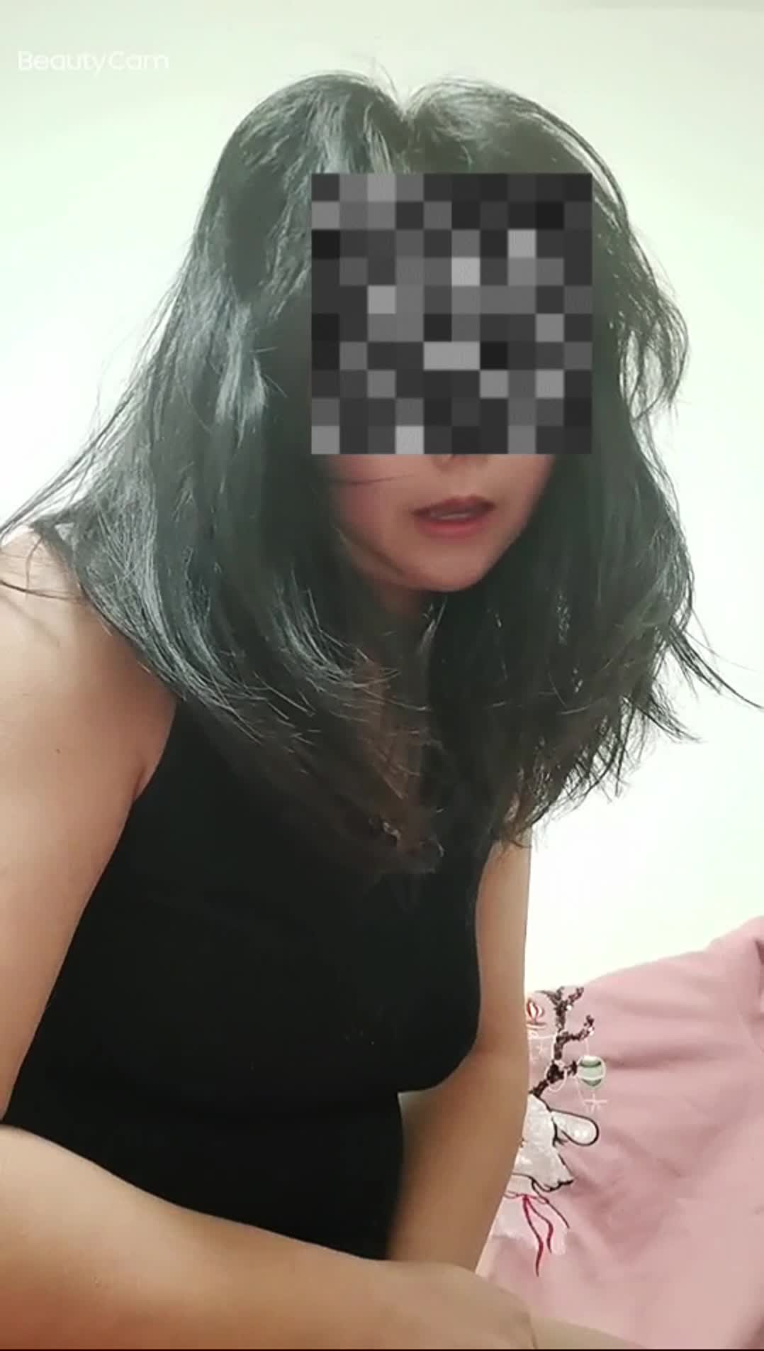 ）真实想让公公操的儿媳，自嗨视频来了，想公公的大鸡巴睡不着