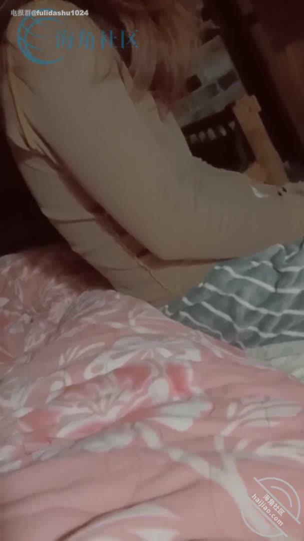 母子乱伦，妈妈骚逼痒的不行，跑到儿子房间说家里无线网坏掉了，来联网，儿子好久没找到女人，看到妈妈性起，半推半就给妈妈操了