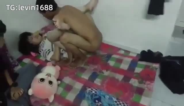 15岁表妹被几个猥琐表哥强按床角强行插入！表姐还在一边拍摄