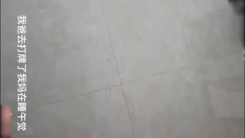 爸爸前脚出门打牌，
儿子随后就迫不及待的扒光了妈妈
插进妈妈的骚穴里