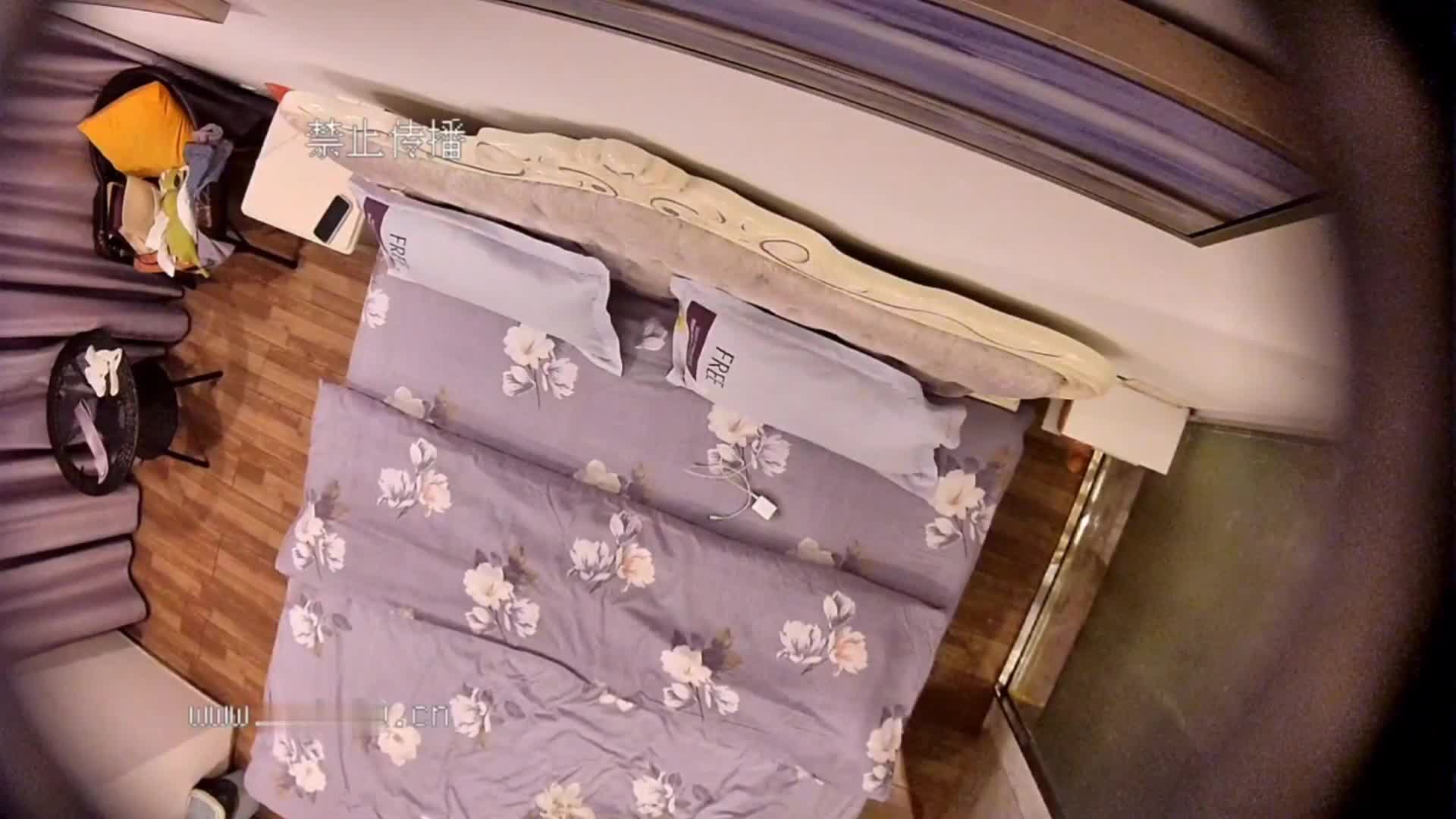 酒店偷拍 高颜值美女在接妈妈打来的电话被眼镜男友疯狂输出
请认准 @Tp360 频道