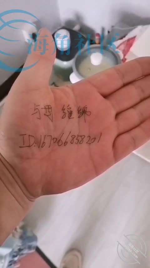 三天没草妈妈，早上看到妈妈在厨房做饭，几把就硬了，妈妈我要看逼，三天没草你了，刺激对白