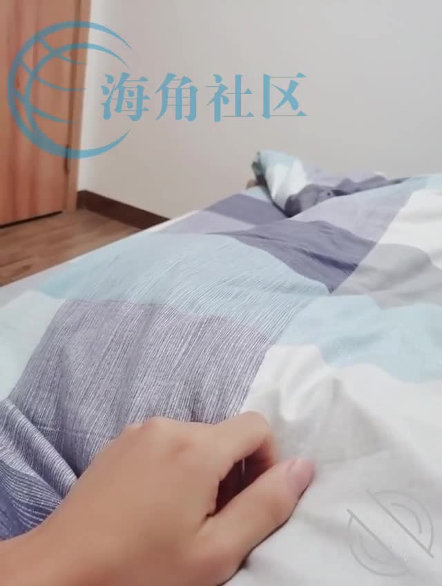 早就想草老妈了，今天想试探老妈，没想道，半推半就就插入我妈妈的骚逼了，好舒服，你不能草我我，我是你妈妈，别查进来，插进去妈妈就老实了
