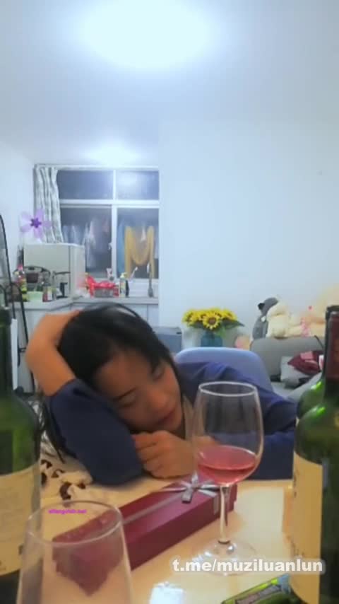 强奸女友性感白嫩美女表妹，失恋后来我家喝酒哭诉，趁女友不在她又喝醉，偷偷扒掉内裤干她，没插几下醒了拼命反抗，对白紧张刺激!  
