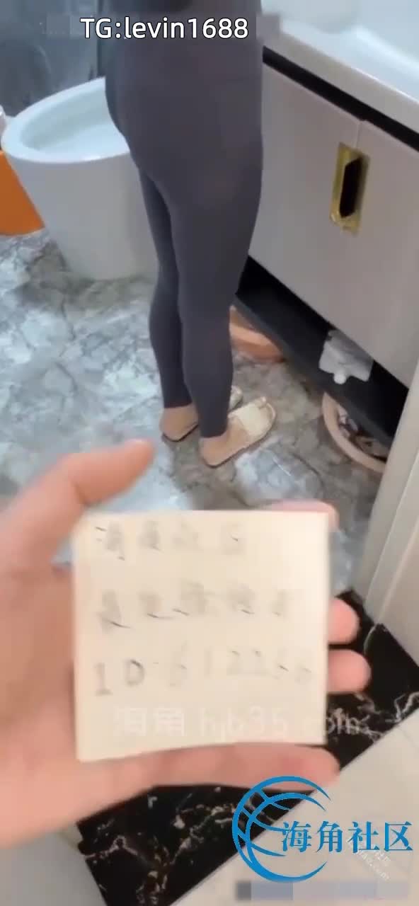 我说同学给你打电话干啥，大嫂说同学聚会加大嫂微信大嫂没同意，不好意思，没办法留的电话，我一听火冒三丈，大嫂看我真生气了，我就要走，大嫂过来抱着我，哭了，哄我，跟我贱，摸我鸡巴，把我裤子拔下来，给我口活，
一个劲哄我，不得不说大嫂的嘴真的太厉害了，舌头又软又灵活，舌尖插进尿道理摆动，那种感觉简直不要太爽，大嫂的嘴把蛋蛋全部包裹着，温柔的舔着，吸允着，舔的麻麻的，裹了一会，
大嫂已经饥渴难耐，大嫂说上桌子上操逼，我把大嫂的瑜伽裤脱下来，一双洁白的玉腿映入眼帘，嫂子又修私处毛毛了，嫂子毛本身就不多，看着非常干净