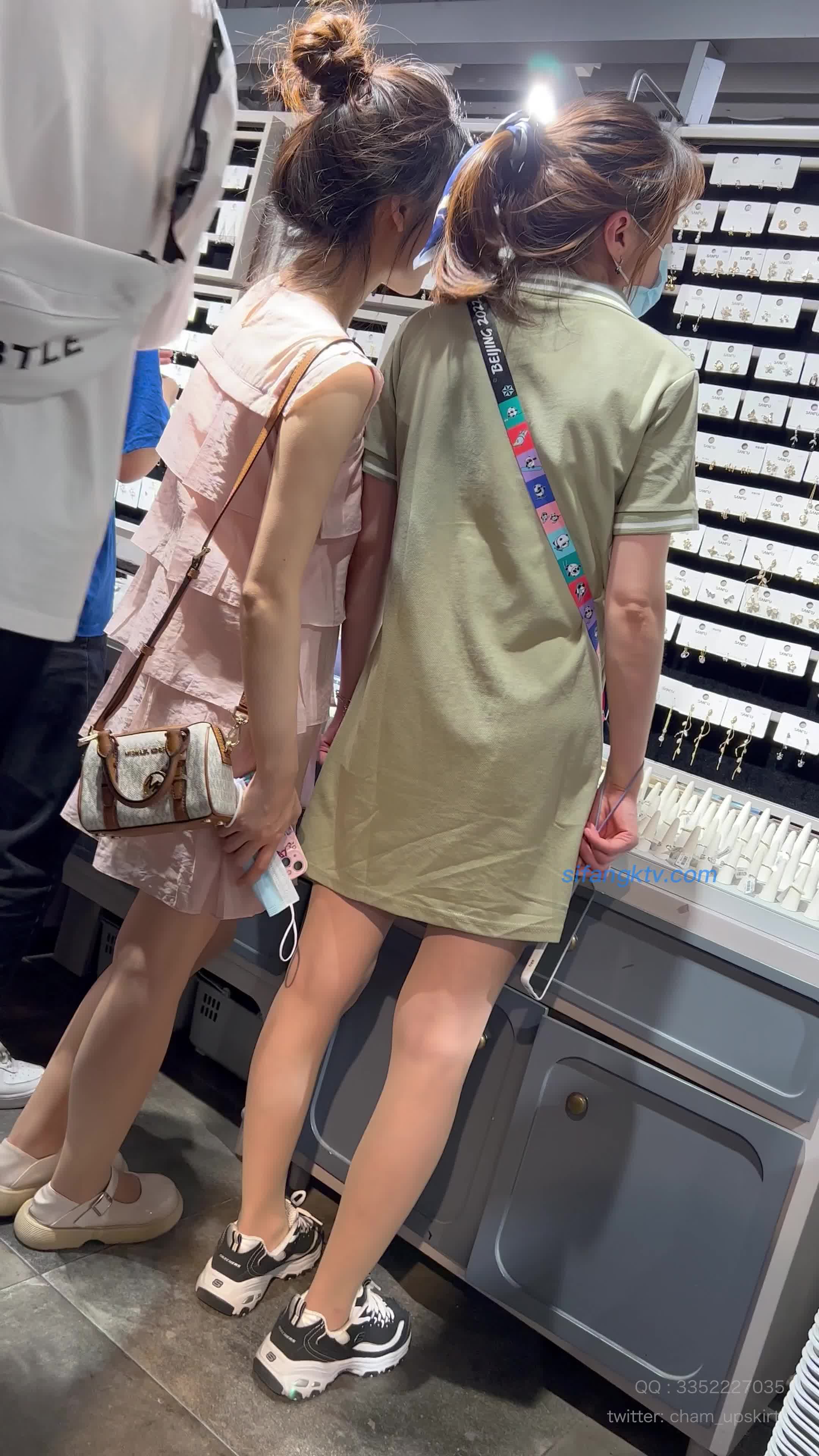 【_KFC_20_】绿色短裙靓女和闺蜜逛街，透明丝袜性感黑内_D3nNO_1.mp4