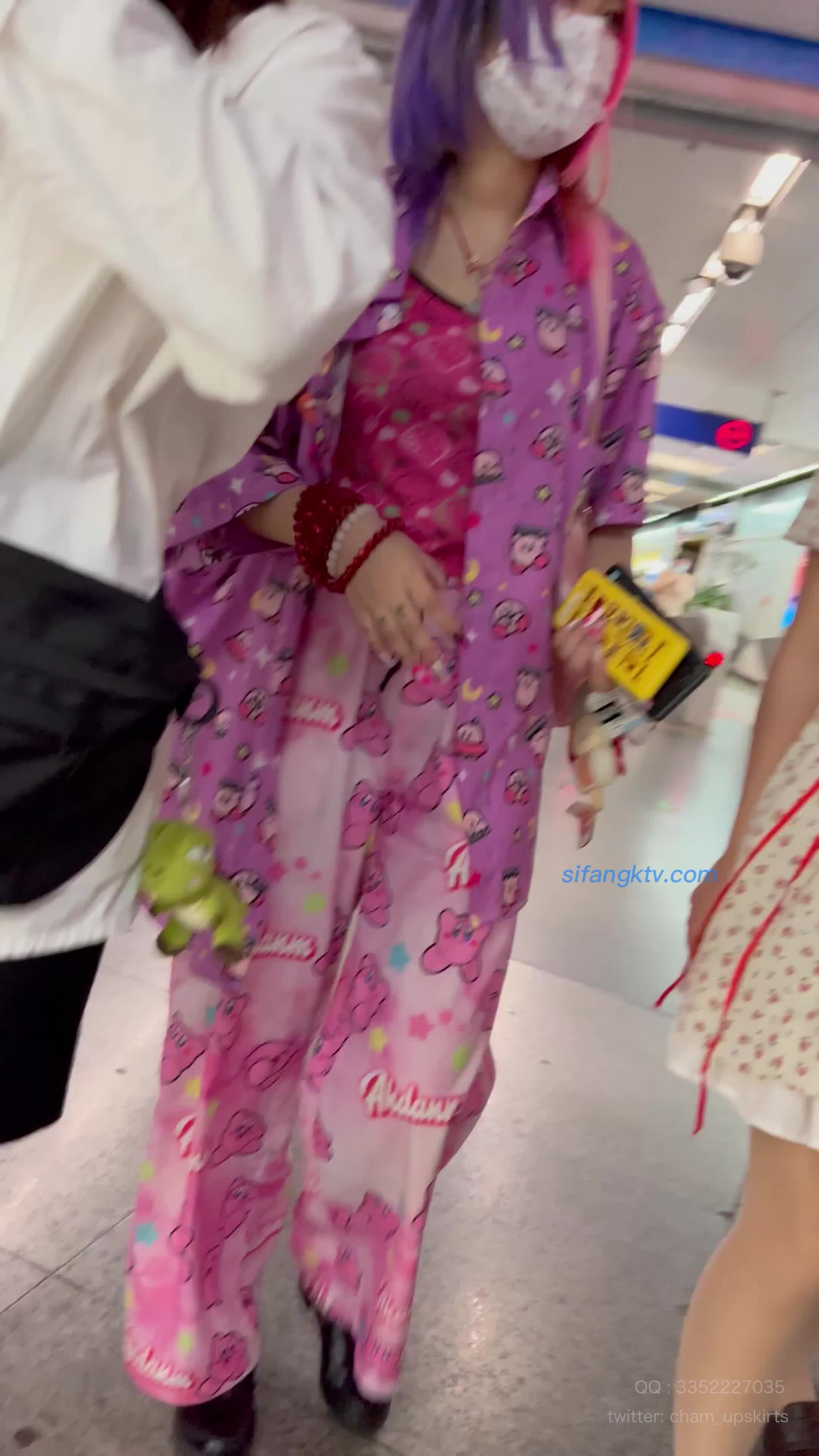 【_KFC_12_】★★★精神小妹逛街，肉丝袜丁字裤扭动疑似露B_Jwh6p_4.mp4