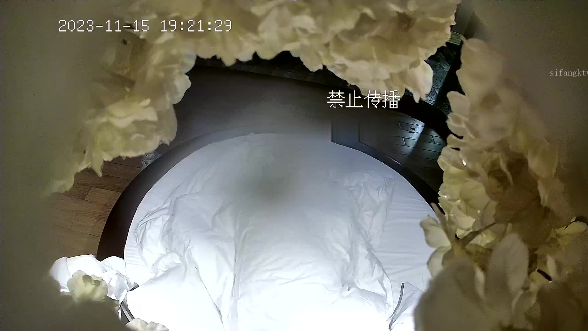 酒店情趣圆床偷拍 大款叔狂舔高贵气质美女少妇
请认准 @Tp360 频道