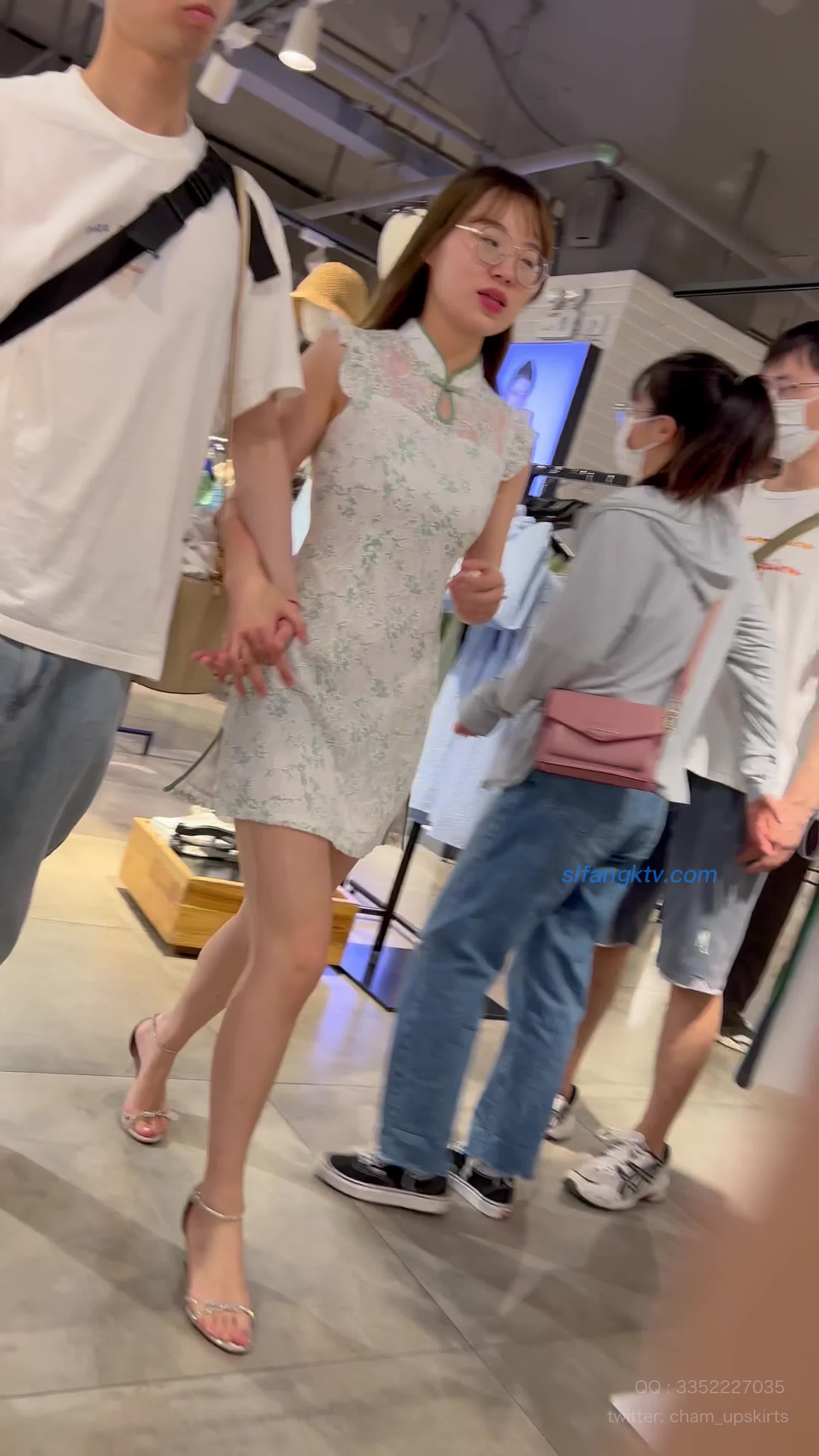 【_KFC_25_】⭐️⭐️旗袍靓女和男友逛街。宽松内裸足pang臭试鞋_JVEf6_5.mp4