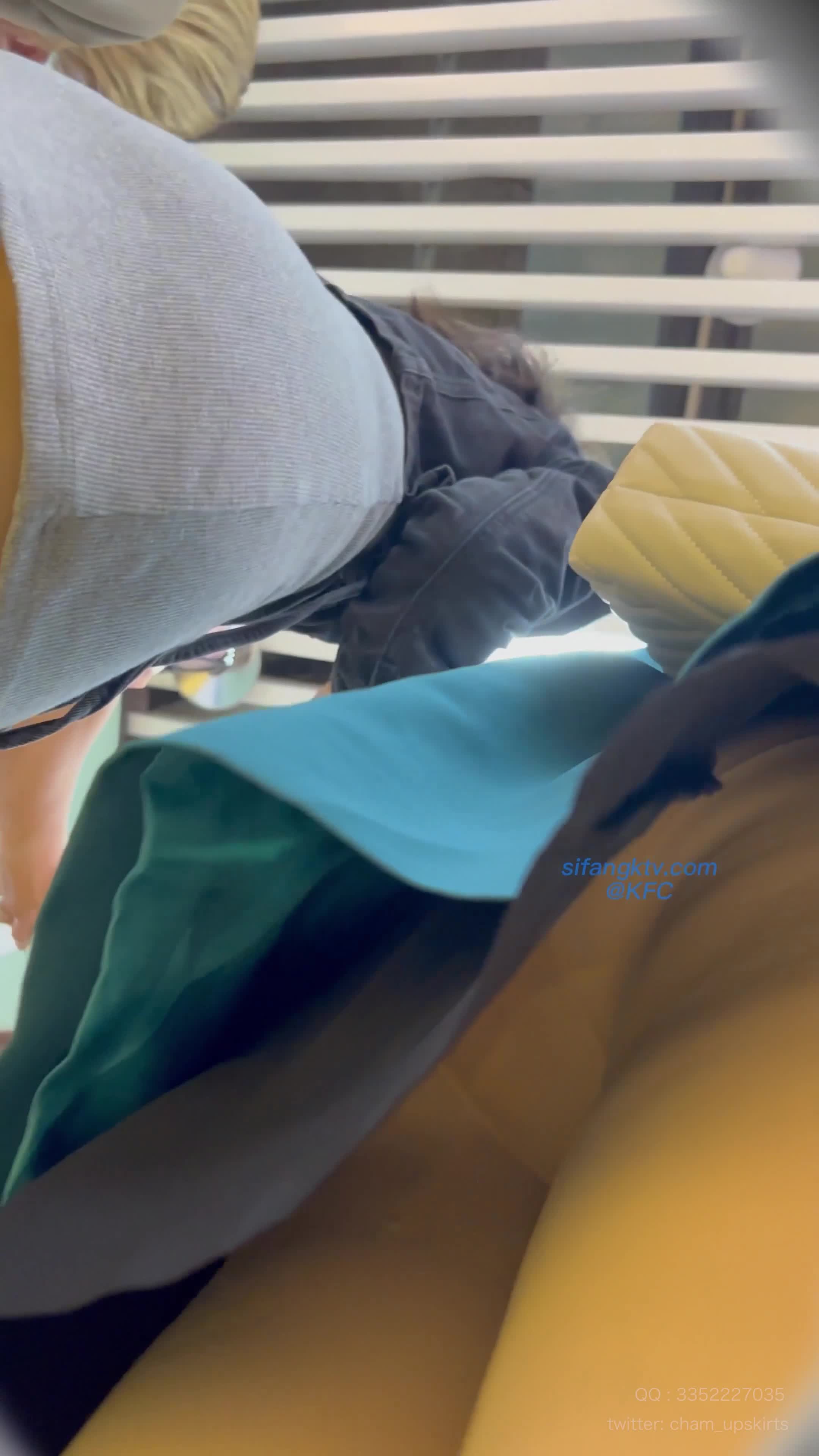 【_KFC_911_】53★短裙性感靓女，破洞黑丝骚内，男友在旁也拍_GPwY2_5.mp4